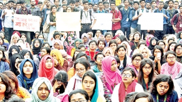 বাস চাপায় ছাত্র মৃত্যুর ঘটনায় ক্ষোভে উত্তাল রাজপথ