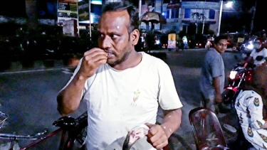 আজব এক ব্যক্তি কাঁচা মাছ, মাংস ও লতাপাতা খেয়ে স্বাভাবিক চলে