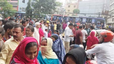 রাজধানীর রামপুরায় সড়ক অবরোধ করে পোশাক শ্রমিকদের বিক্ষোভ