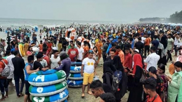 তিল ধারণের ঠাঁই নেই লাবণী পয়েন্ট থেকে কলাতলী পয়েন্ট পর্যন্ত তিন কিলোমিটার সৈকত তটে কক্সবাজার