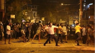 শ্রীলঙ্কায় ৫০ নেতার বাড়ি জ্বালিয়ে দিয়েছে বিক্ষোভকারীরা