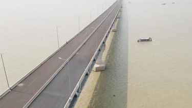 ছবি তোলা নিষেধ পদ্মা সেতুতে দাঁড়িয়ে