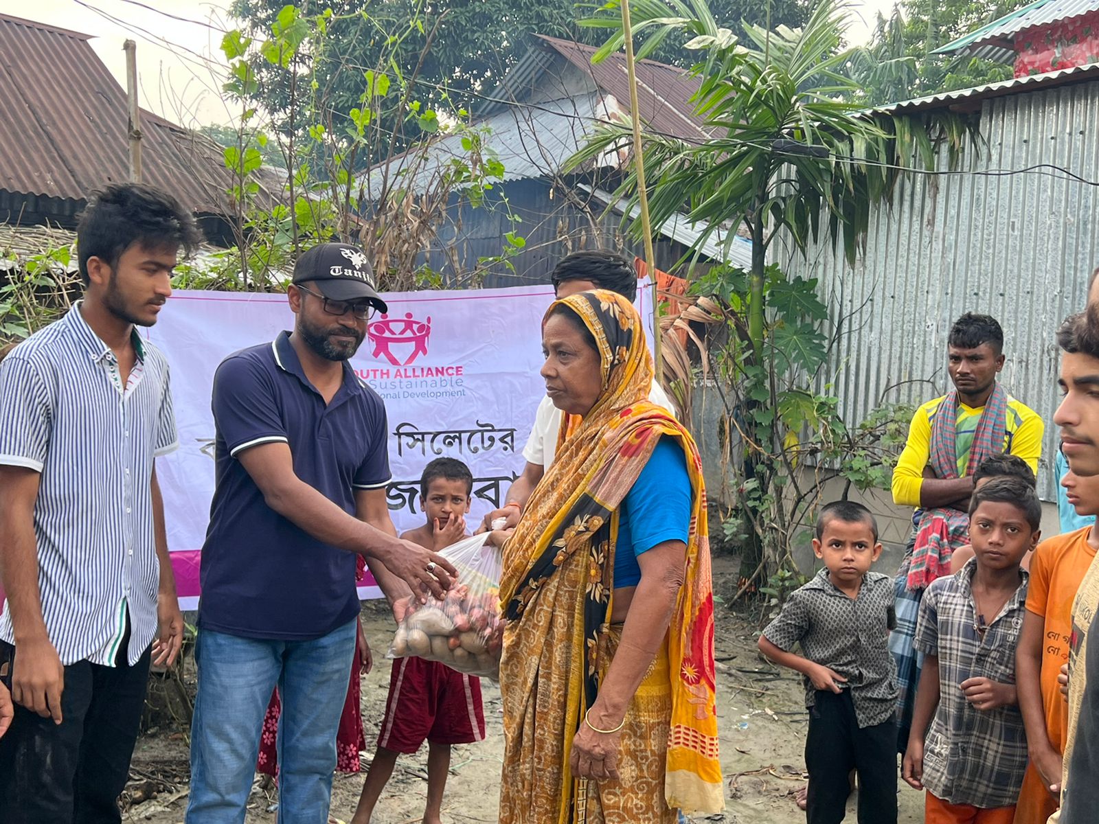 মধ্যনগরে  আব্দুল আউয়াল মিছবাহ’র উদ্যোগে ত্রাণ বিতরণ