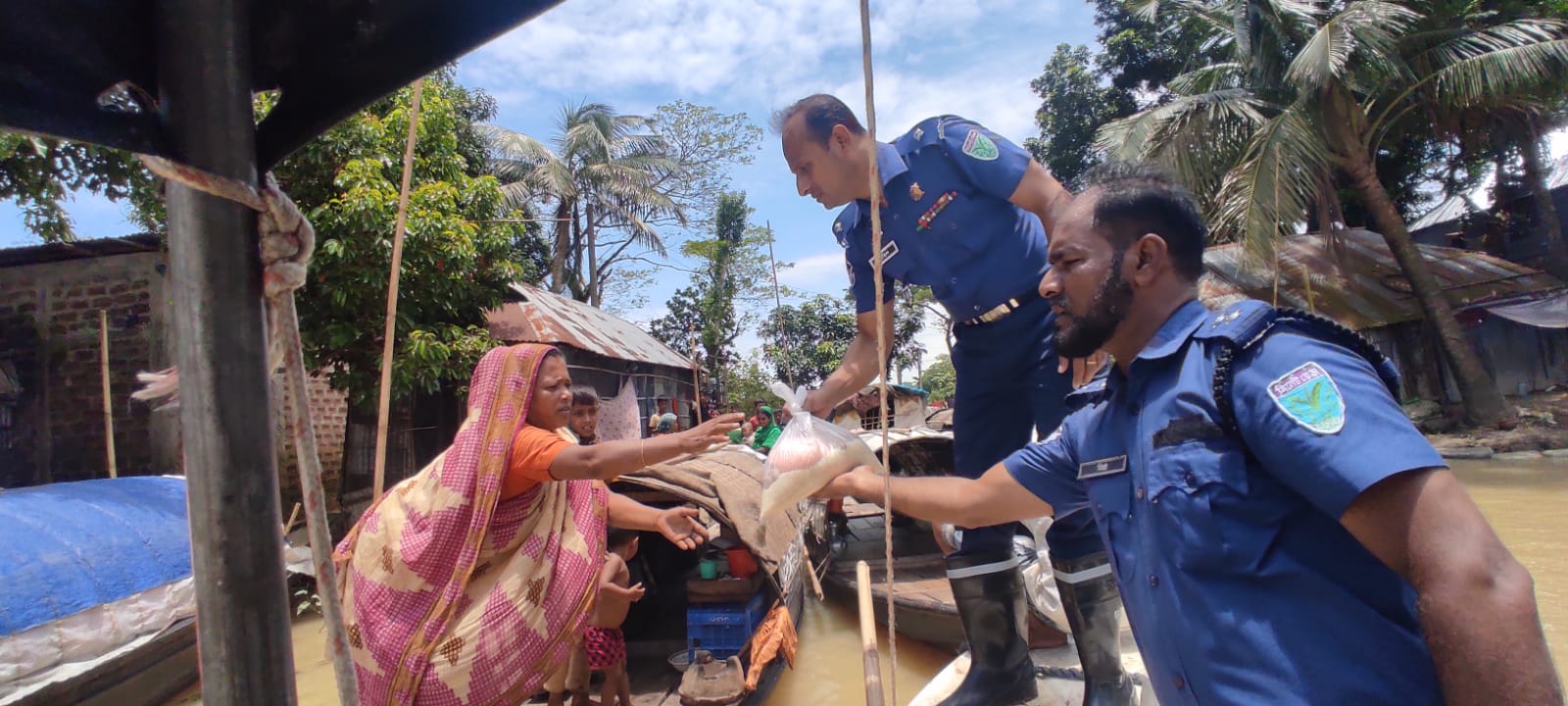 মধ্যনগরে ১৫ টি বেদে পরিবারের মধ্যে ওসির ত্রাণ বিতরণ