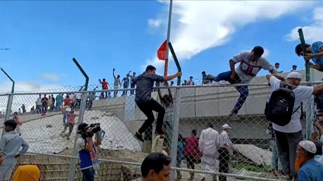 পদ্মাসেতুতে উঠতে জনগণের প্রানান্তকর প্রচেষ্টা