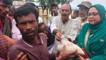 মধ্যনগরে ত্রাণ বিতরণ