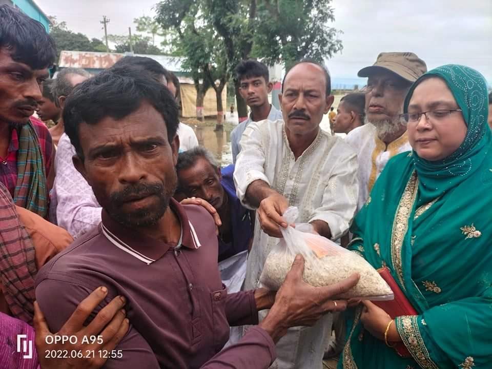 মধ্যনগরে ত্রাণ বিতরণ