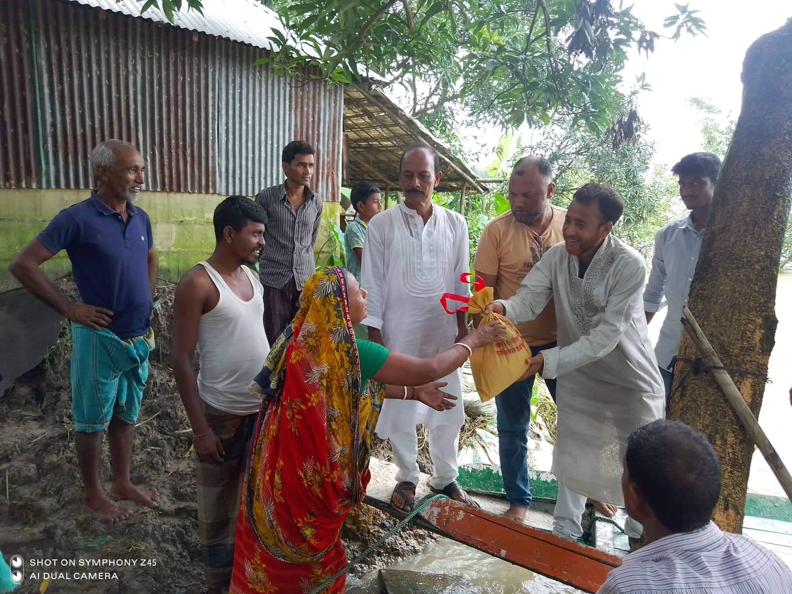 মধ্যনগরে শক্তিপদ রায়ের পক্ষ থেকে ত্রাণ বিতরণ