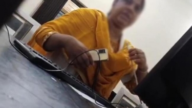 টিকিট না দিয়ে গল্প করায় প্রতিবাদ, সাংবাদিক প্রহৃত