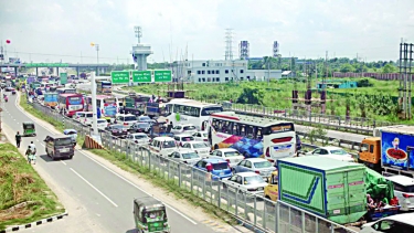 এক্সপ্রেসওয়েতে টোল আদায়ে দীর্ঘ যানজট