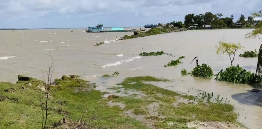 পানিবন্দি গ্রামবাসী,  ছবি: ইত্তেফাক