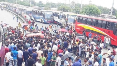 সড়ক দুর্ঘটনা; মা ও ছেলে-মেয়ে নিহত, সড়ক অবরোধ