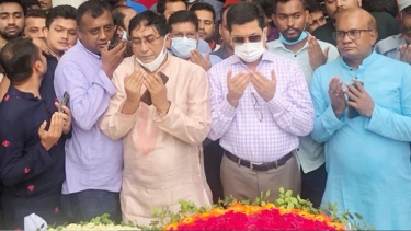বঙ্গমাতা শেখ ফজিলাতুন্নেছা মুজিবের সমাধিতে মেয়র তাপসের শ্রদ্ধা