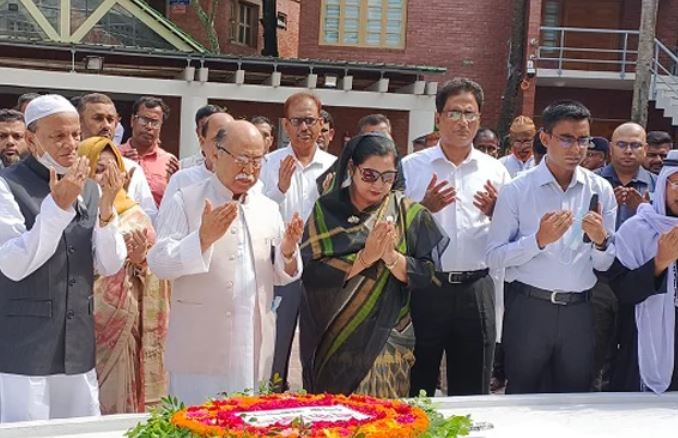 টুঙ্গিপাড়ায় জাতির পিতা বঙ্গবন্ধুর শেখ মুজিবুর রহমানের সমাধিসৌধে শ্রদ্ধা নিবেদন