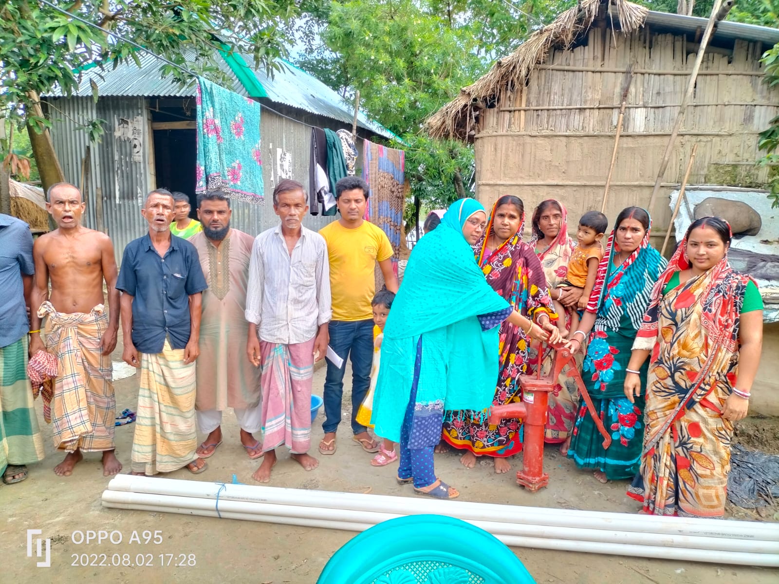 মধ্যনগরে গ্রামবাসীকে নলকূপ  দিলেন সাজেদা আহমেদ