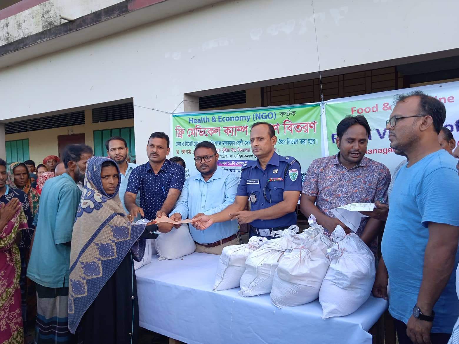 মধ্যনগরে ফ্রি মেডিকেল ক্যাম্প ও ত্রাণ বিতরণ