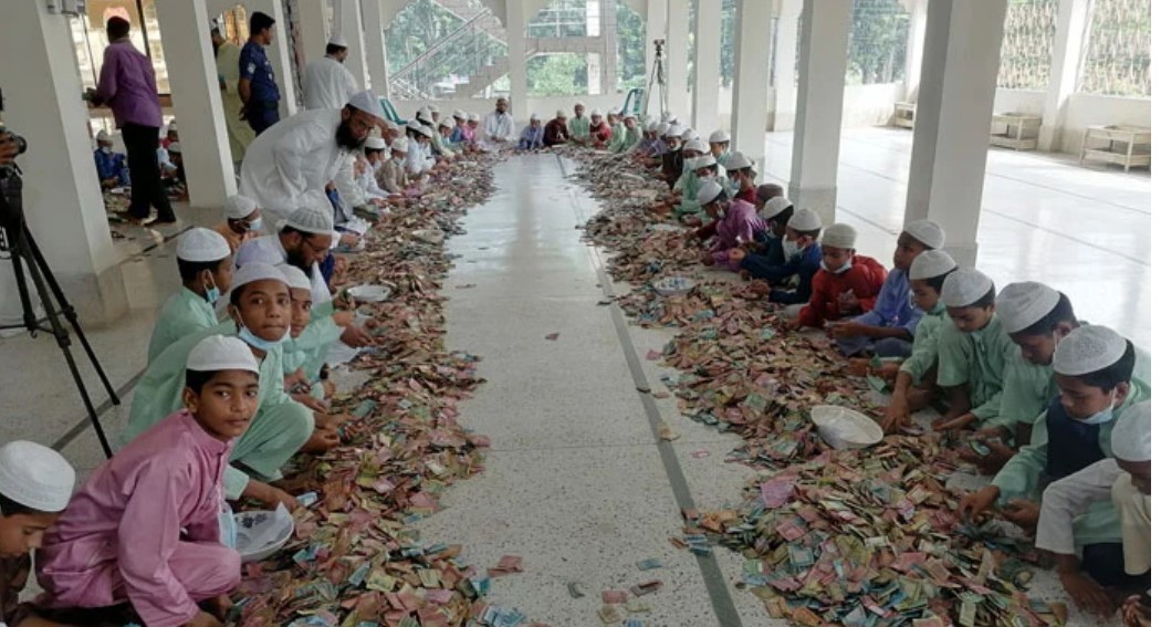 চলছে টাকা গণনার কাজ