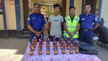 মধ্যনগরে ভারতীয় মদসহ কিশোর আটক