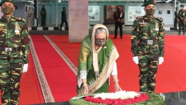জাতির পিতার প্রতিকৃতিতে প্রধানমন্ত্রীর শ্রদ্ধা