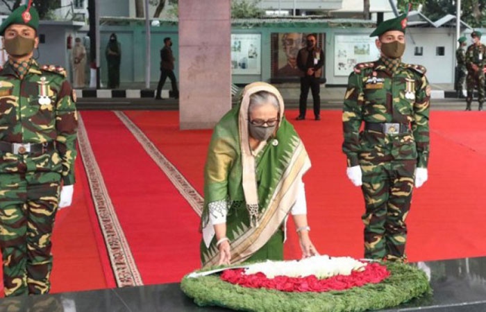 জাতির পিতার প্রতিকৃতিতে প্রধানমন্ত্রীর  শ্রদ্ধা