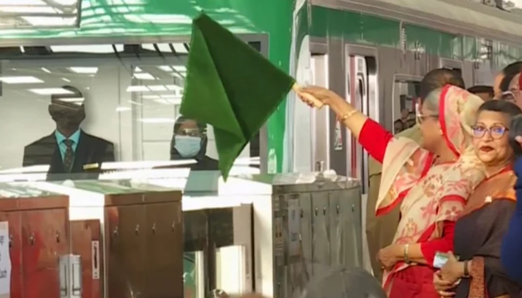 সবুজ পতাকা হাতে প্রধানমন্ত্রী, ছাড়ল মেট্রোরেল