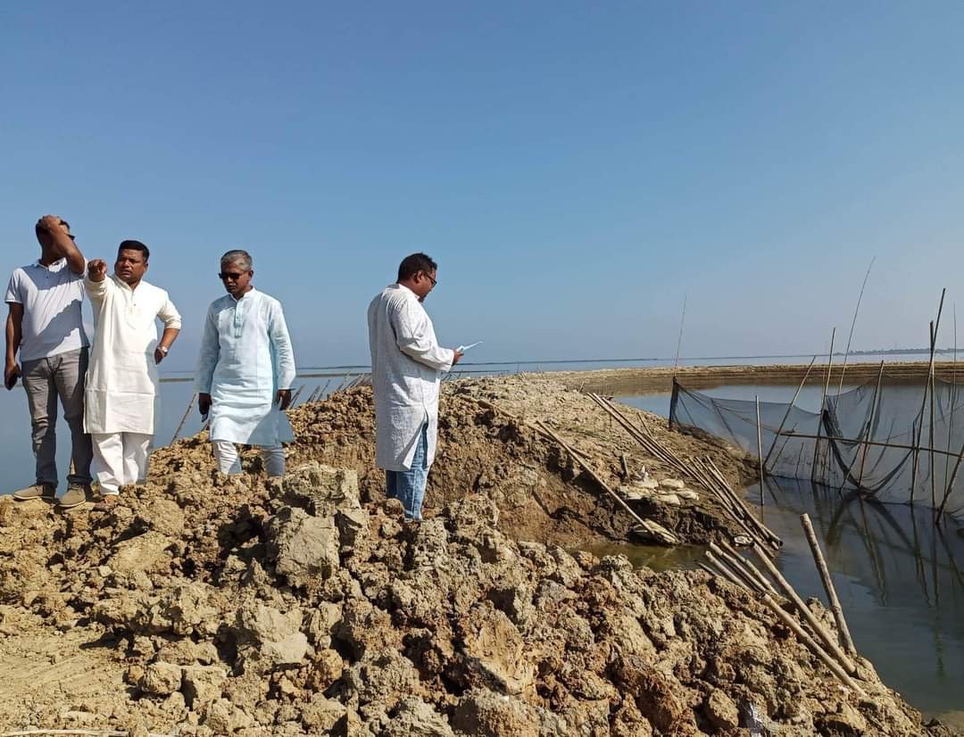 টাঙ্গুয়ার হাওর এলাকায় অবস্থিত ফসল রক্ষা বাঁধ ‘গুরমা বর্ধিতাংশ হাওর উপ-প্রকল্প’ পূনঃনির্মাণের লক্ষ্যে পরিদর্শন করছেন মধ্যনগর উপজেলা নির্বাহী অফিসার ও স্থানীয় ইউপি চেয়ারম্যান