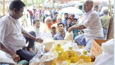 টিসিবির পণ্য বিক্রি ; ৭০ টাকায় চিনি, ১১০ টাকায় মিলবে সয়াবিন