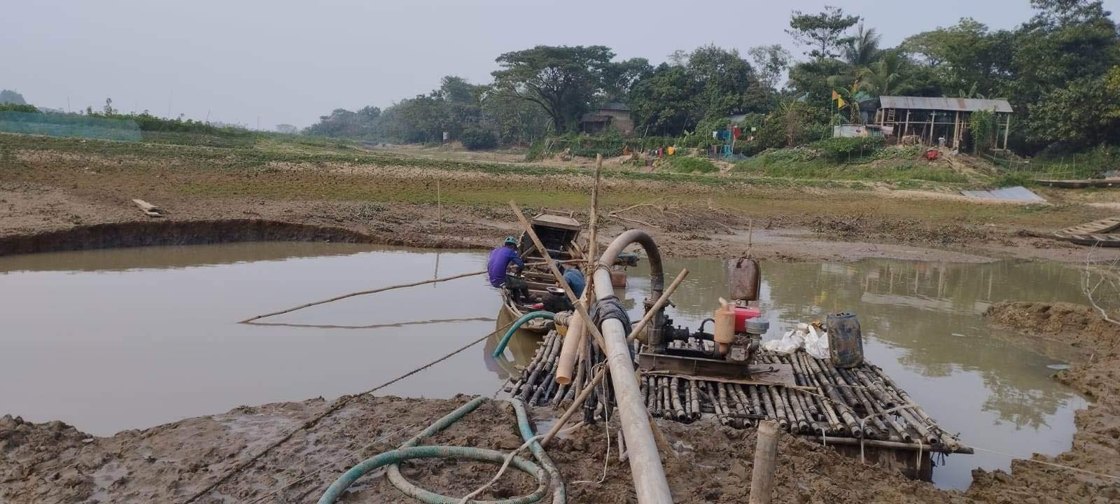 ভ্রাম্যমান আদালতের অভিযান খননযন্ত্র জব্দ