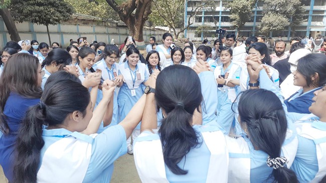 সংগৃহীত ছবি-এইচএসসির ফল প্রকাশ,মেয়েরা এগিয়ে