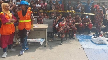 বিস্ফোরণ হওয়া ভবনে উদ্ধার অভিযান শুরু করেছে ফায়ার সার্ভিস