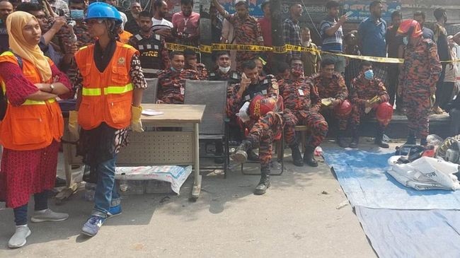 ক্ষতিগ্রস্থ ভবনের সামনে ফায়ার সার্ভিসের সদস্যগণ
