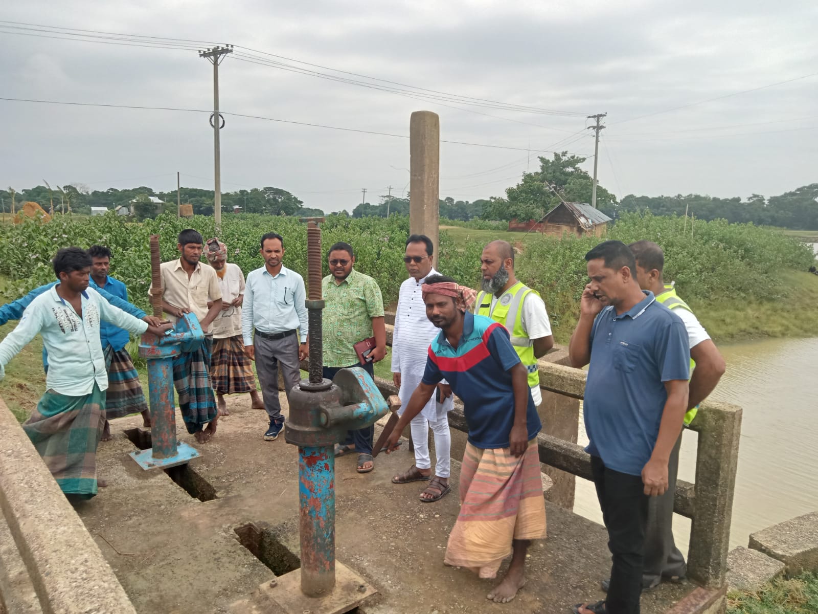 মধ্যনগরে খোলা হলো হাওরের স্লুইস গেট