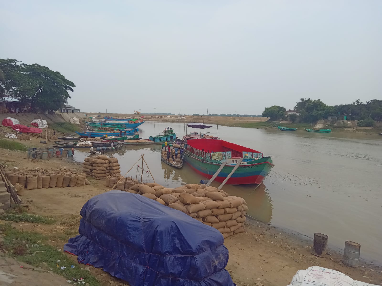 মধ্যনগর বাজার সংলগ্ন উবদাখালী নদীতে এখনো আসতে পারছেনা পণ্যবাহী বড় বড় নৌপরিবহন