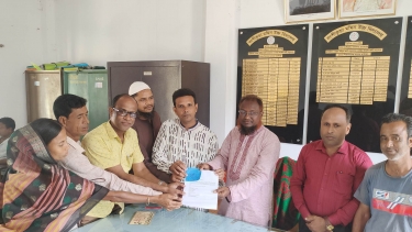 আজীবন দাতা সদস্য হওয়ার জন্য টাকা জমা দিলেন জুয়েল তালুকদার