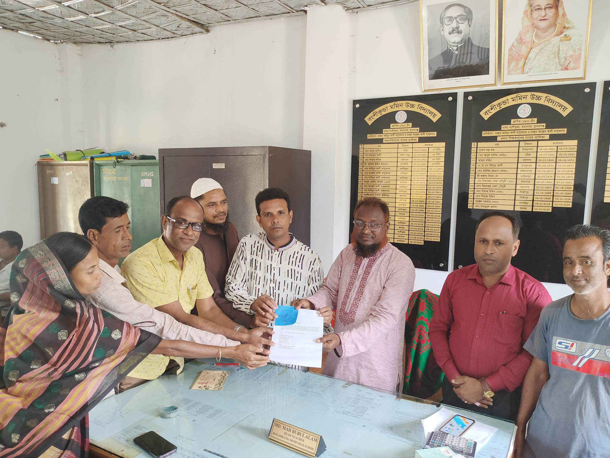 আজীবন দাতা সদস্য হওয়ার জন্য টাকা জমা দিলেন জুয়েল তালুকদার