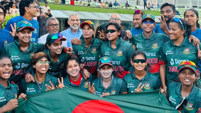 ভারতীয় নারী ক্রিকেট দলের সাথে ড্র করায় বাংলাদেশ নারী ক্রিকেটারদের আনন্দ প্রকাশ