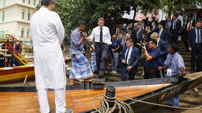 তোরাগে নদে নৌকায় চড়তেছেন এমানুয়েল ম্যাক্রোঁ