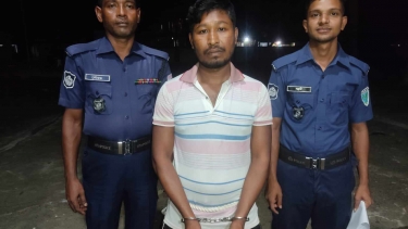 মধ্যনগরে ভারতীয় মদসহ মাদক কারবারি আটক
