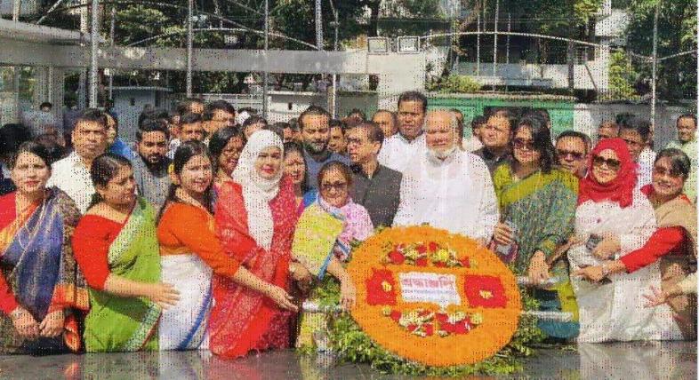 জাতির পিতা বঙ্গবন্ধুর প্রতিকৃতিতে শ্রদ্ধা নিবেদন।