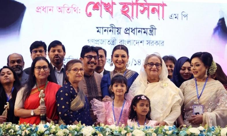 বিজয়ীদের সাথে প্রধানমন্ত্রী শেখ হাসিনা