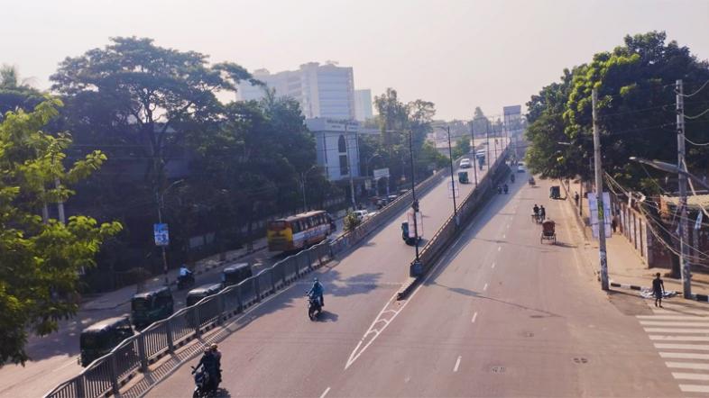 অবরোধের প্রথম দিনে সড়কে যান চলাচল ছিল স্বাভাবিকের চেয়ে কিছুটা কম।