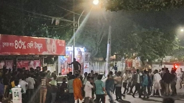 ঢাবিতে ককটেল বিস্ফোরণের ঘটনায় তিনজনকে আটক