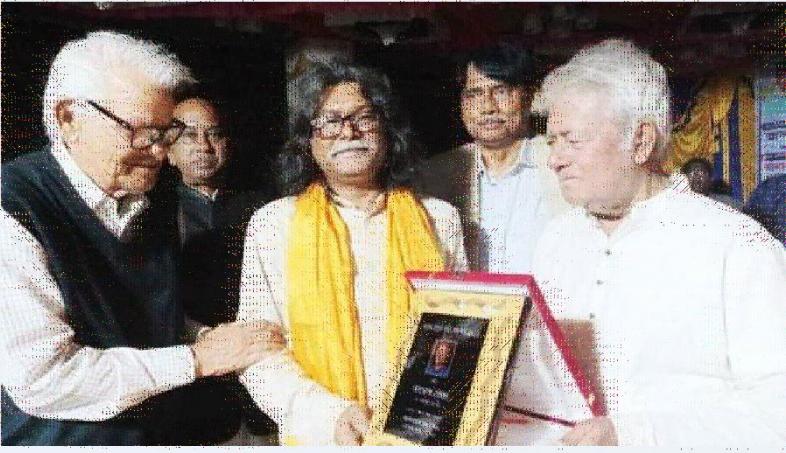 জাহাঙ্গীরনগর বিশ্ববিদ্যালয়ের (জাবি) বাংলা বিভাগের অধ্যাপক তারেক রেজার হাতে ‘পরেশ-ময়েন স্মৃতি সম্মাননা–২০২৩’ স্মারক তুলে দিচ্ছেন অভিনেতা ও নাট্যকার মামুনুর রশীদ।