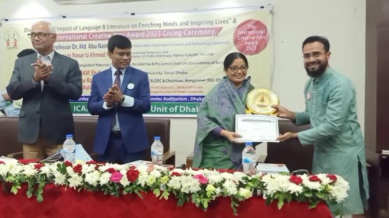 পুরষ্কার গ্রহণ করছেন এ এম জামান