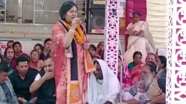 নৌকায় ভোট চাইলেন মন্দিরে গিয়ে মমতাজ