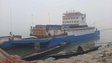 দৌলতদিয়া-পাটুরিয়া নৌরুটে ফেরি চলাচল বন্ধ ঘন কুয়াশায়