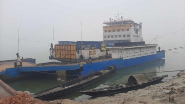 দৌলতদিয়া-পাটুরিয়া নৌরুটে ফেরি চলাচল বন্ধ ঘন কুয়াশায়