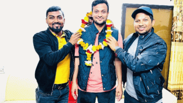 ফুল দিয়ে বরণ সাকিবকে