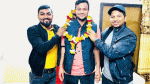 ফুল দিয়ে বরণ সাকিবকে