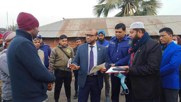 ব্যবসায়ীকে জরিমানা ধান মজুত রাখায়